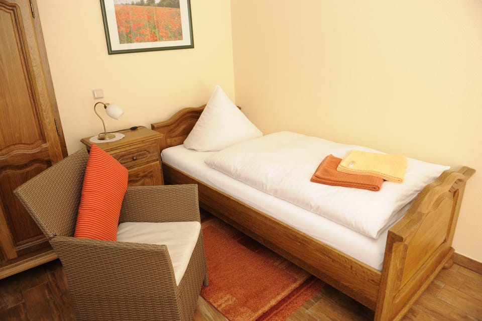 Photo of the whole room, room service