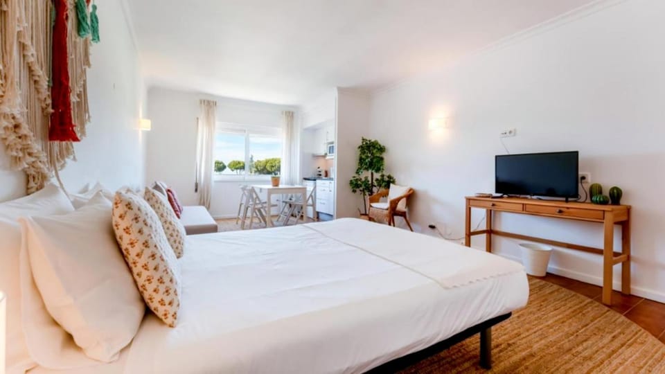 Bed, Living room