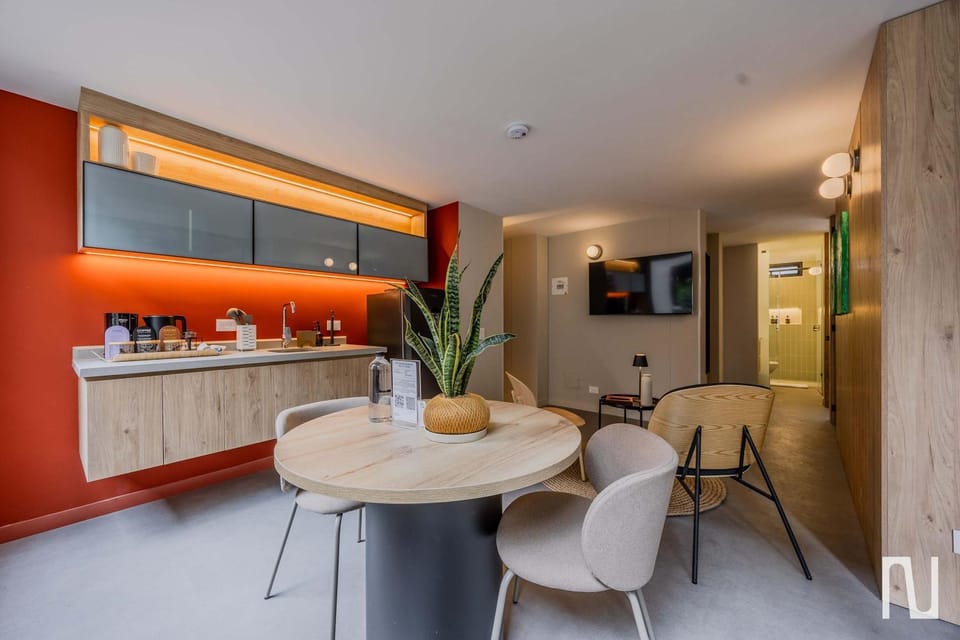 TV and multimedia, Kitchen or kitchenette, Dining area, stove