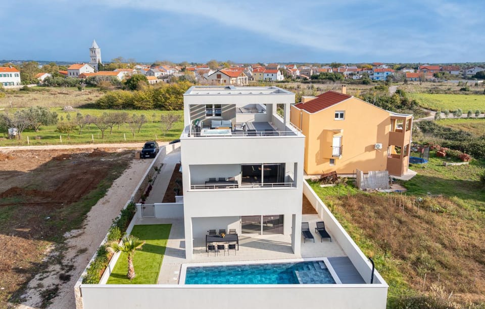 Luxury Villa for 12 people with heated pool - by TA Leut Agency Villa in Zadar County