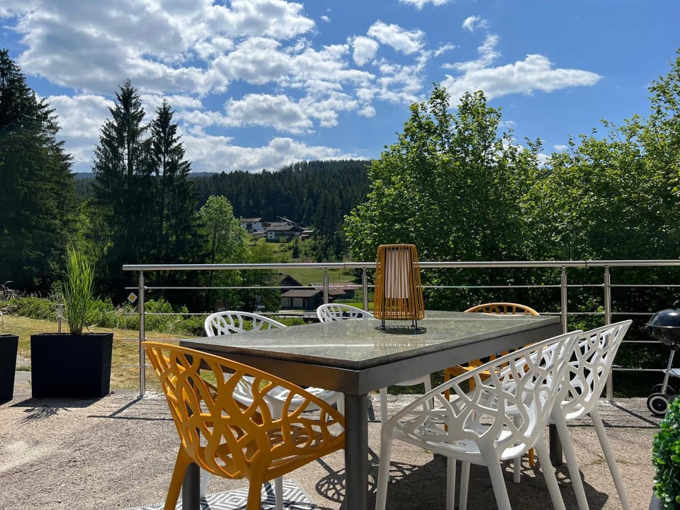 Spring, Day, Garden, Garden, View (from property/room), Balcony/Terrace, Balcony/Terrace, Dining area, Garden view, Mountain view