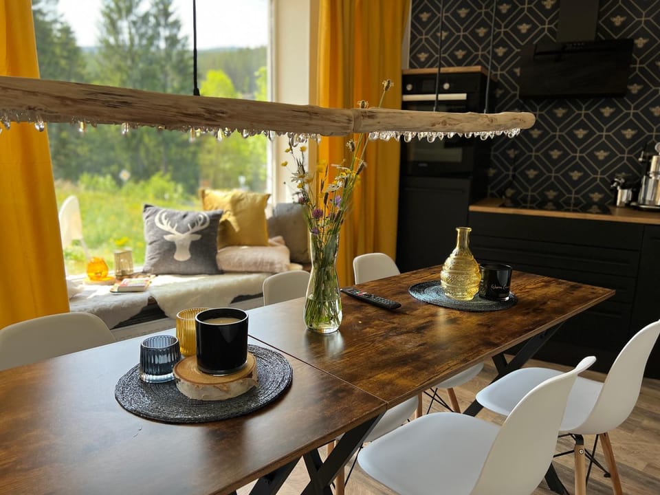 Garden, Garden, Living room, Food and drinks, Seating area, Dining area, Food, Garden view, Mountain view, kitchen