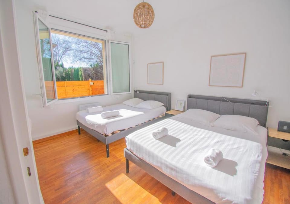 Bed, Photo of the whole room, Bedroom, towels