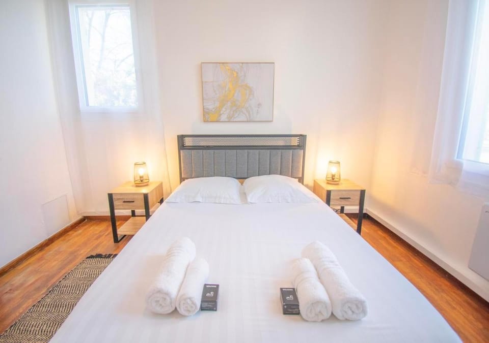 Bed, Photo of the whole room, Bedroom, towels