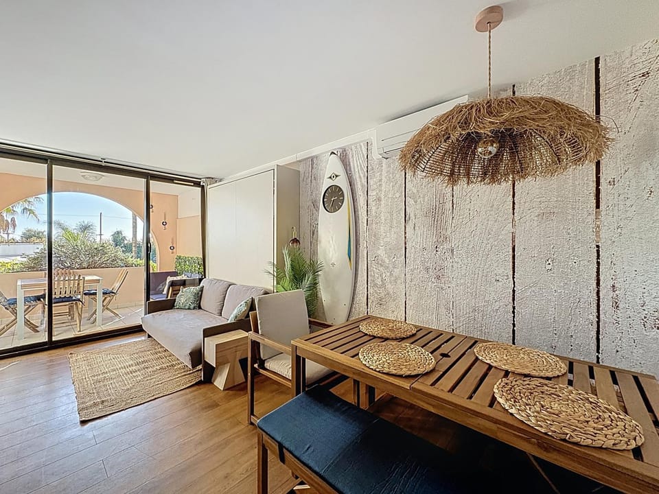 Living room, Seating area, Dining area, air conditioner