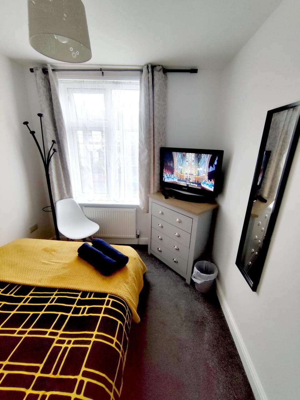 Bed, TV and multimedia, Photo of the whole room, Bedroom, hair dresser, towels