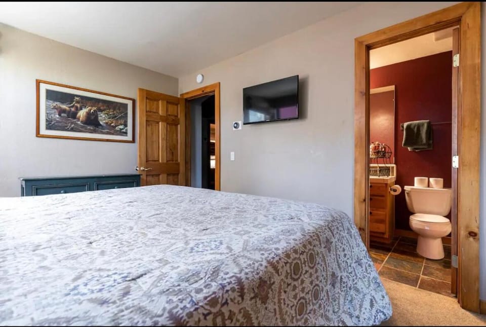 Treehouse at Canyon Lodge Walk to Slopes Apartment in Mammoth Lakes