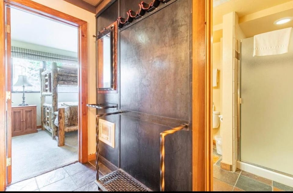 Treehouse at Canyon Lodge Walk to Slopes Apartment in Mammoth Lakes