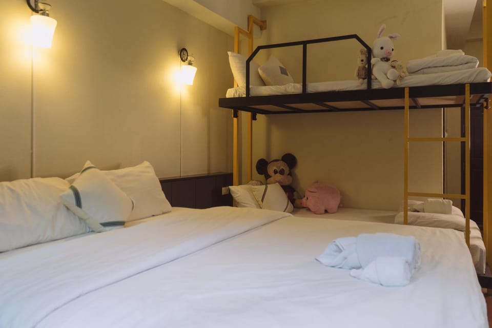 Bed, Photo of the whole room, Bedroom, bunk bed, towels
