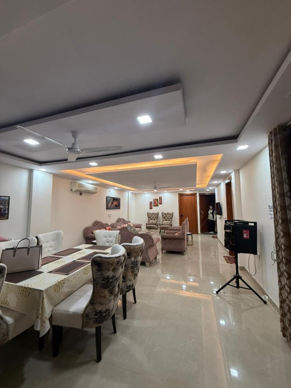 Communal lounge/ TV room, TV and multimedia, Living room, Seating area, Dining area, Evening entertainment, fireplace, air conditioner