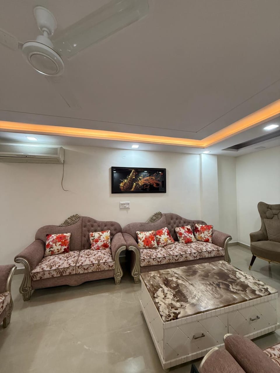 Bed, TV and multimedia, Living room, Photo of the whole room, Seating area, Bedroom, fireplace, air conditioner