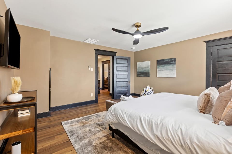 2 Hot Tubs/Private Bar/ Pickleball & Basketball Ct House in Georgetown