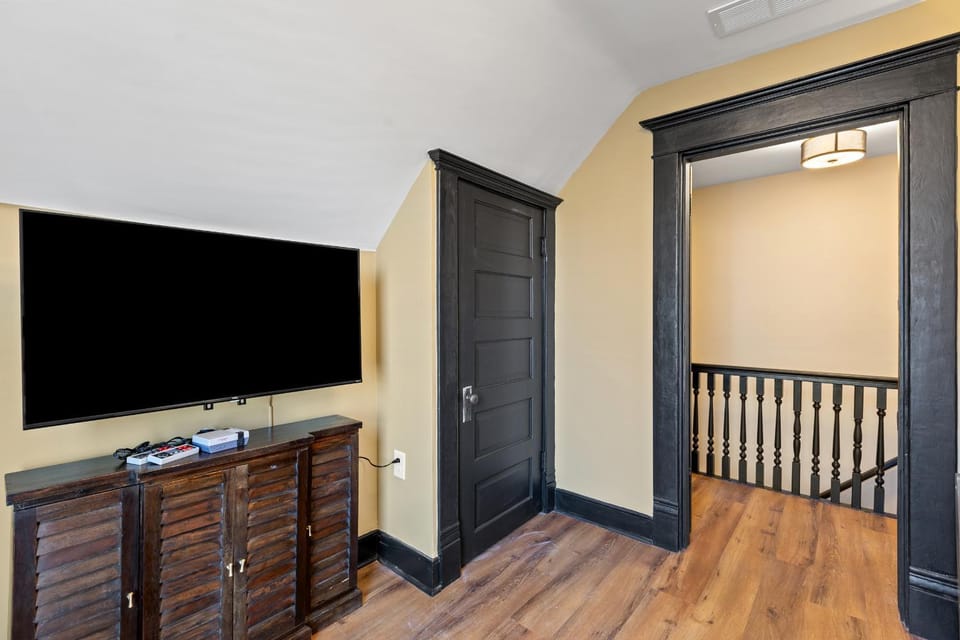 2 Hot Tubs/Private Bar/ Pickleball & Basketball Ct House in Georgetown