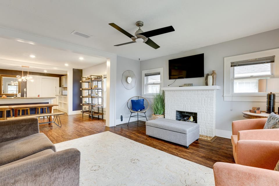 Updated Apt w/ Parking Spot: 6 Mi to NRG Stadium! Apartment in Houston