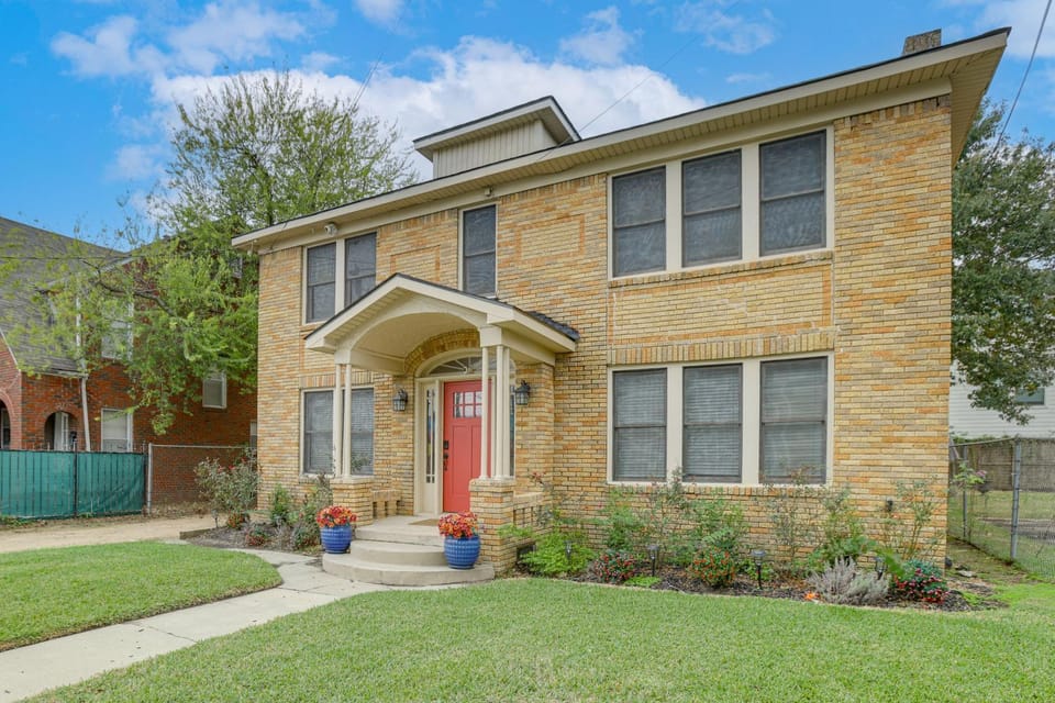 Near Hermann Park, NRG: Houston Apt w/ Shared Yard Apartment in Houston