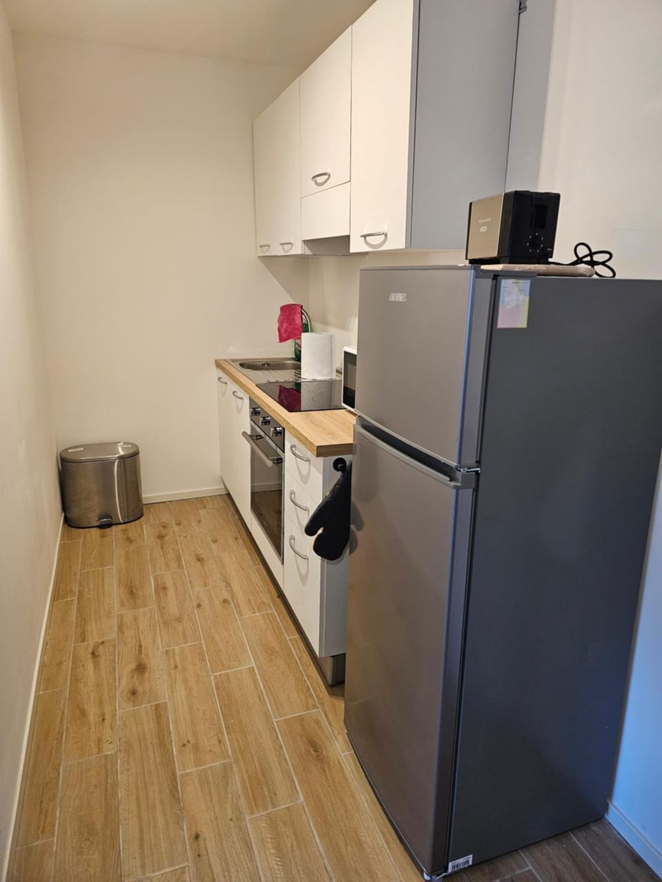 Kitchen or kitchenette, oven, stove