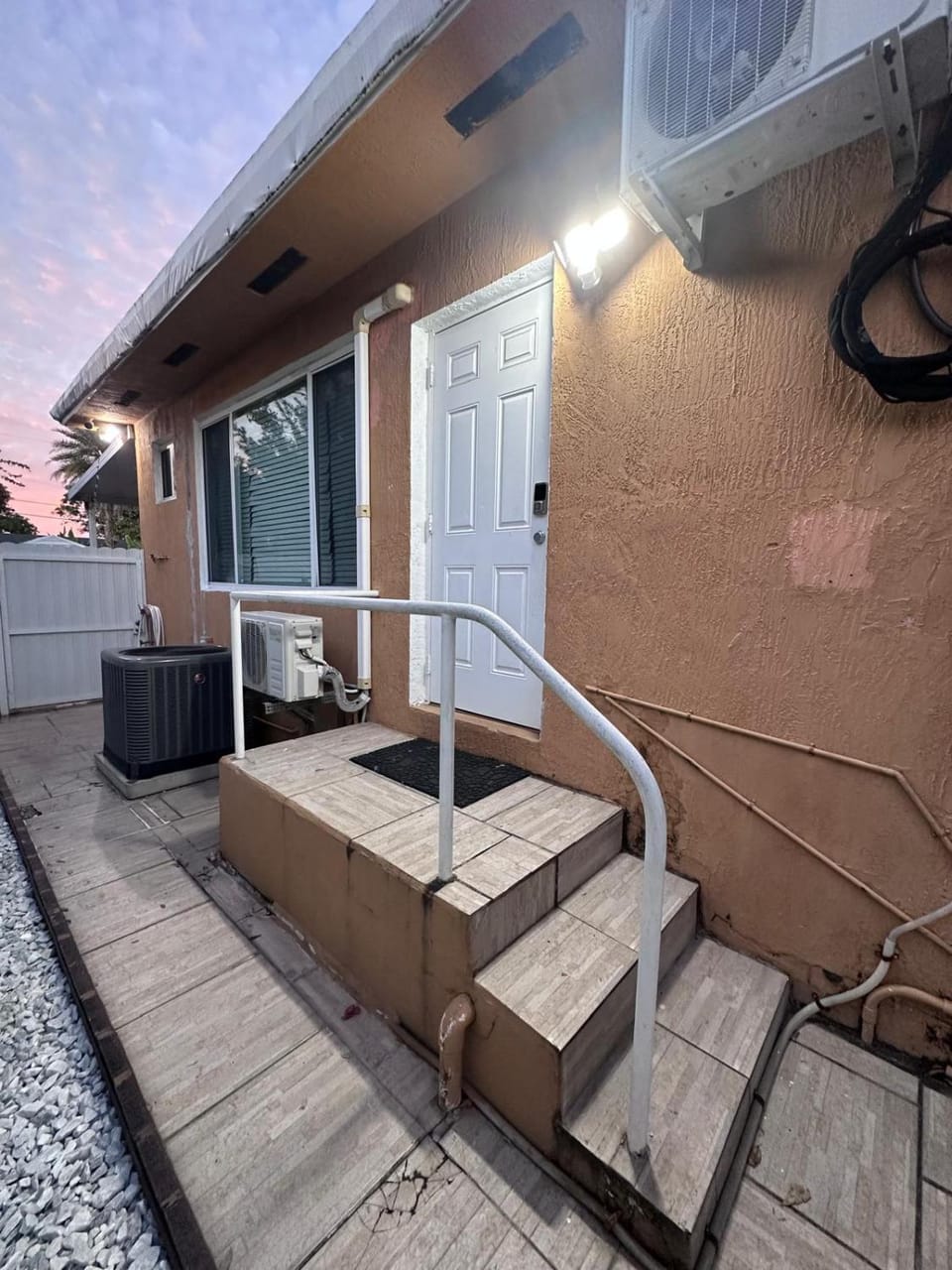 Cozy room close to everything, 5min to the airport Apartment in Miami