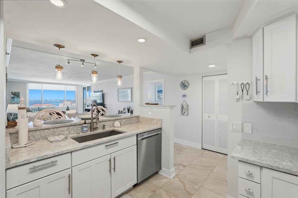Waterfront Isla del Sol Condo w Balcony & Pool Apartment in Isla del Sol