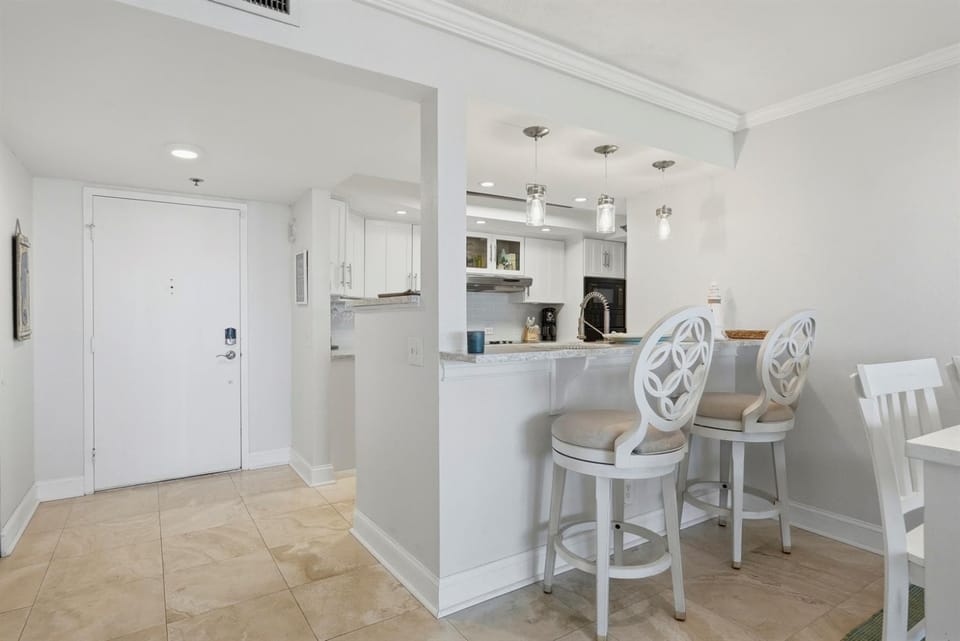 Waterfront Isla del Sol Condo w Balcony & Pool Apartment in Isla del Sol