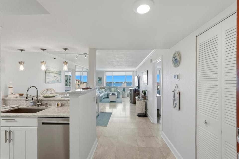 Waterfront Isla del Sol Condo w Balcony & Pool Apartment in Isla del Sol