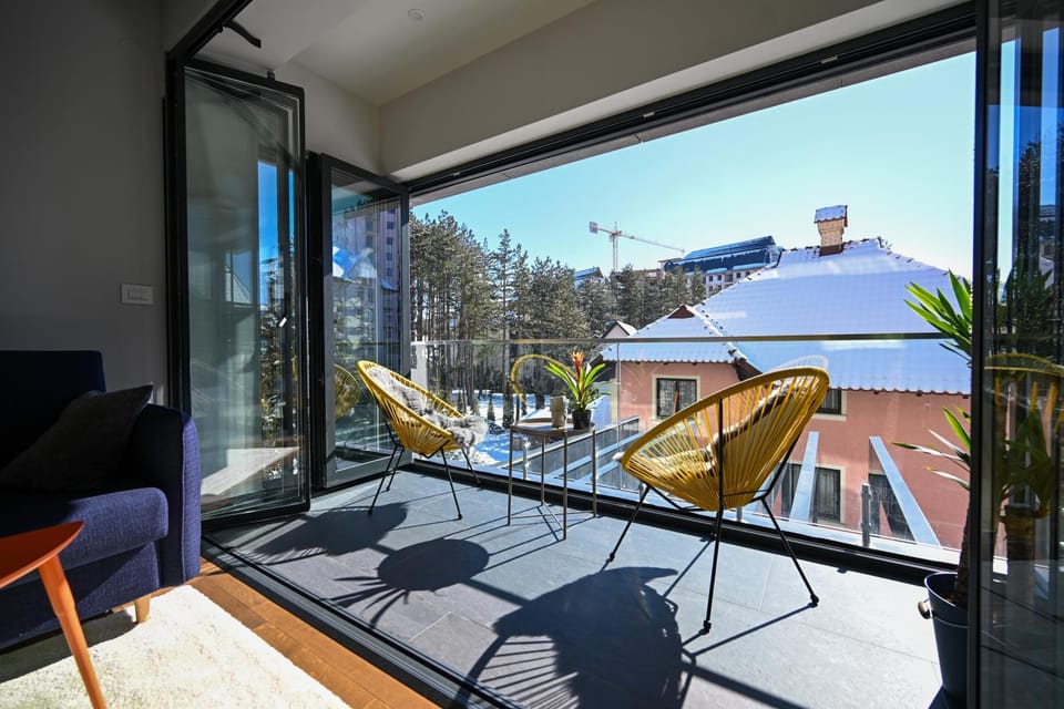 View (from property/room), Balcony/Terrace, Living room
