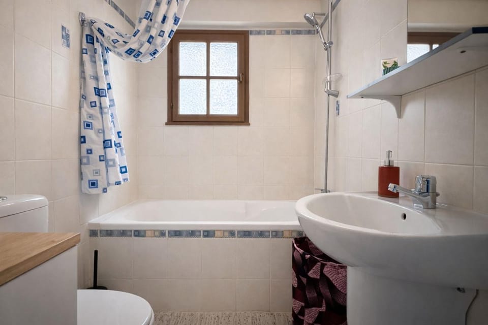 Shower, Toilet, Property building, Bathroom, Bath
