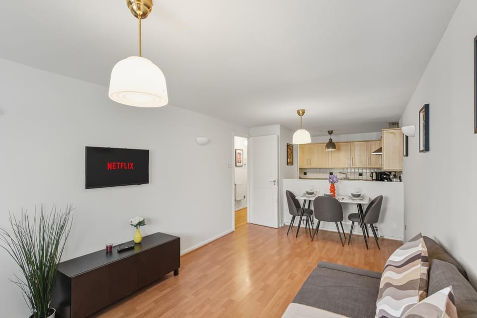 TV and multimedia, Kitchen or kitchenette, Living room, Seating area, Dining area