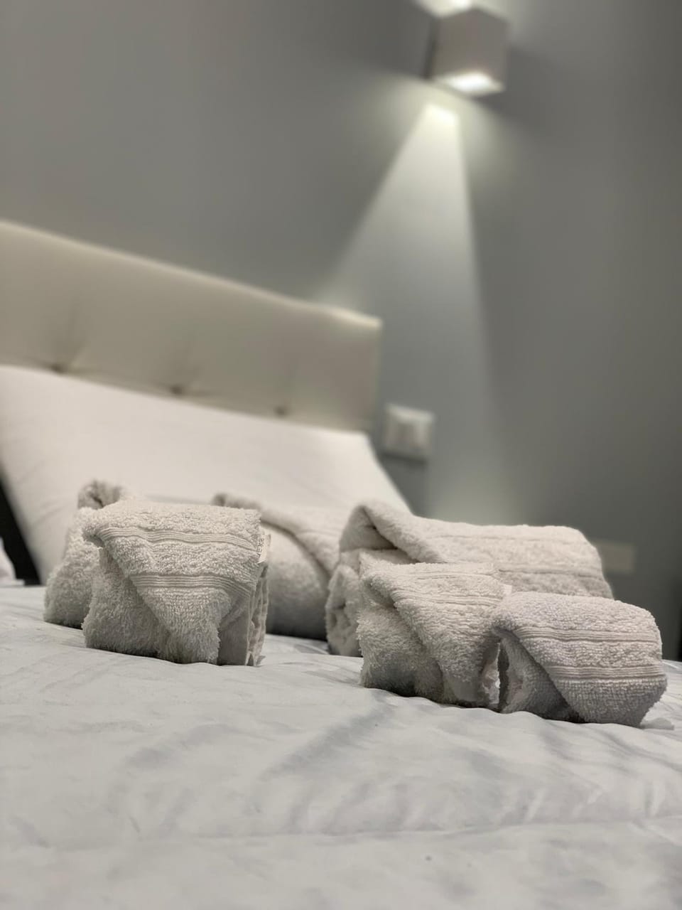 Bed, towels