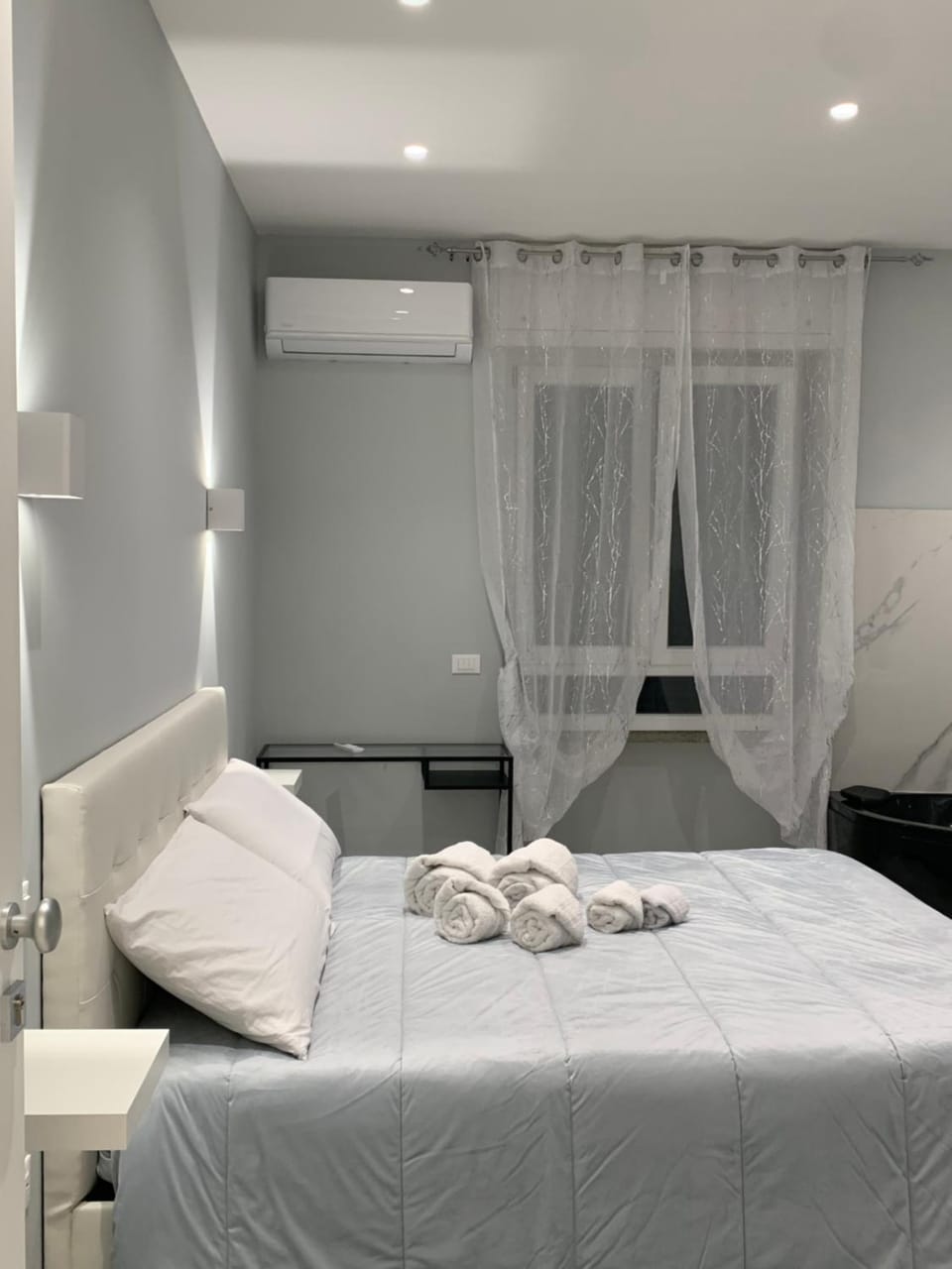 Bed, Photo of the whole room, Bedroom, towels, air conditioner