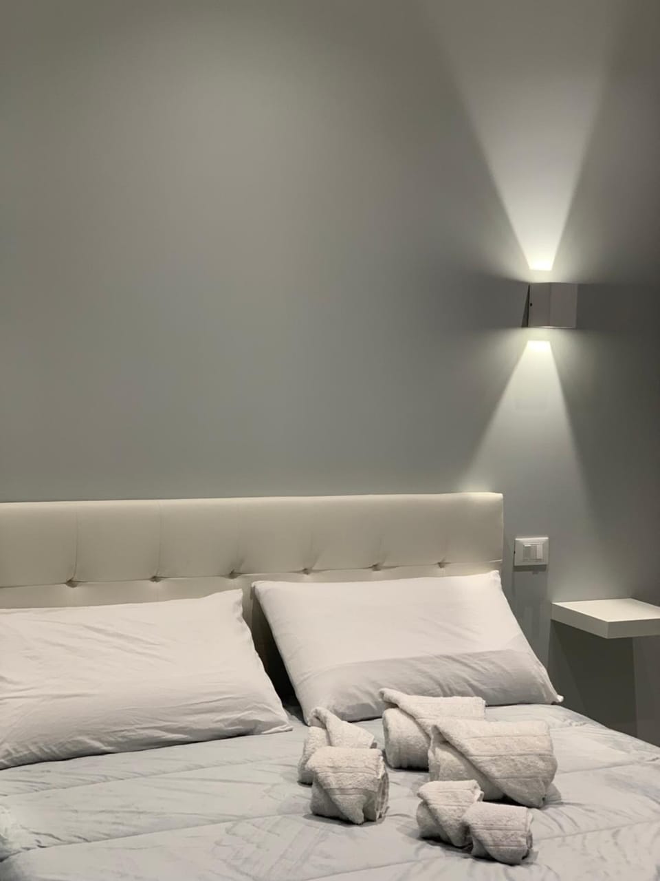 Bed, towels