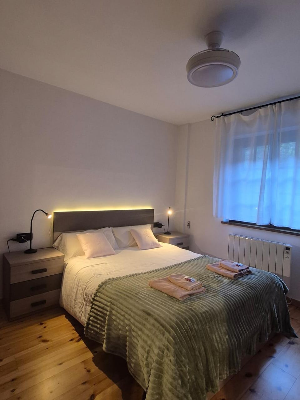 Bed, Photo of the whole room, Bedroom, internet