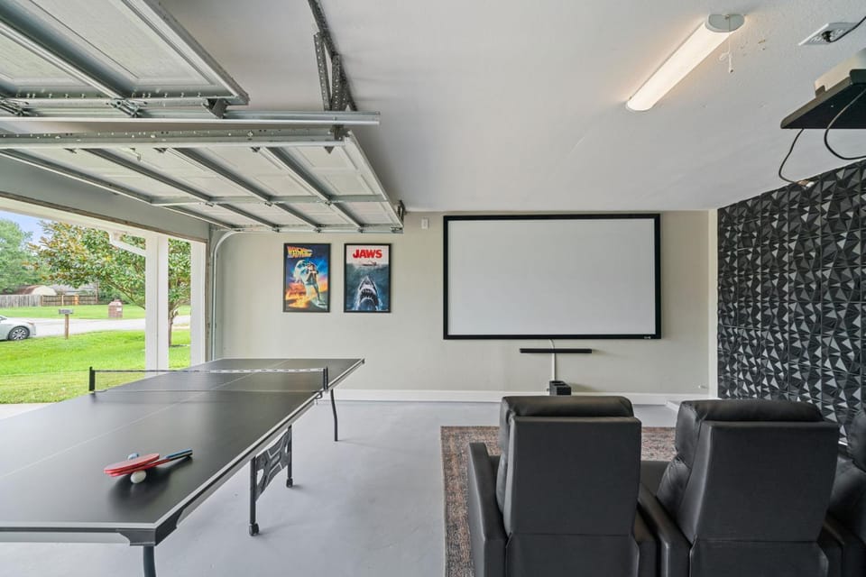 Amazing 4BR 2Bath Home with Pool & Game-Movie Room House in La Marque