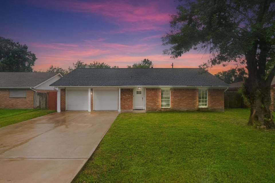 Amazing 4BR 2Bath Home with Pool & Game-Movie Room House in La Marque