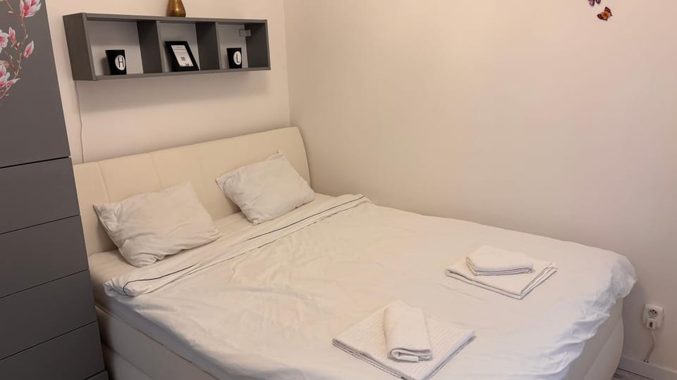 Elegant Escape apartment IV - free parking, easy access to City Center Apartment in Bratislava