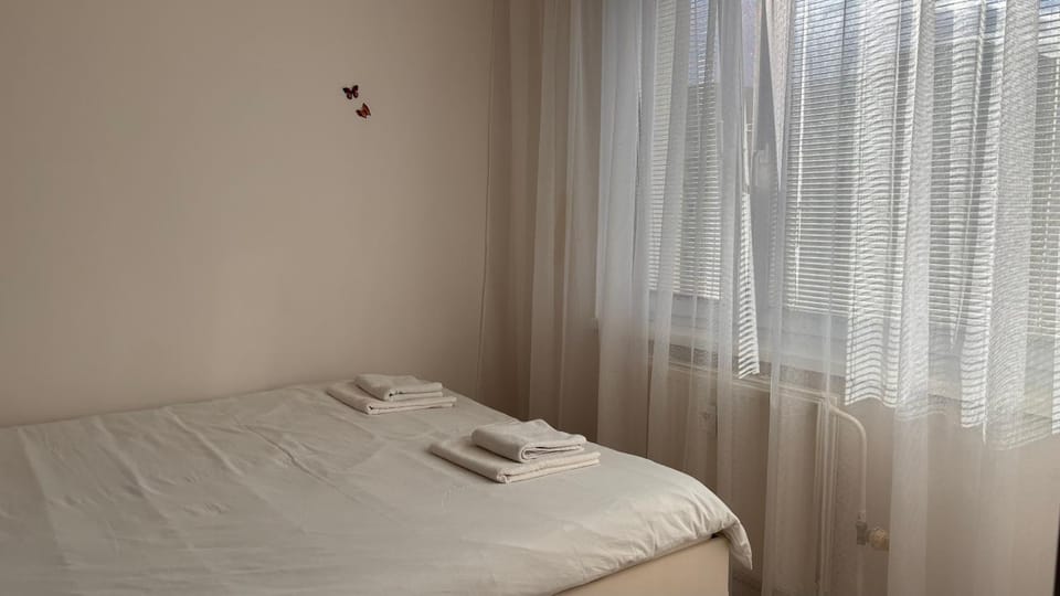 Elegant Escape apartment IV - free parking, easy access to City Center Apartment in Bratislava