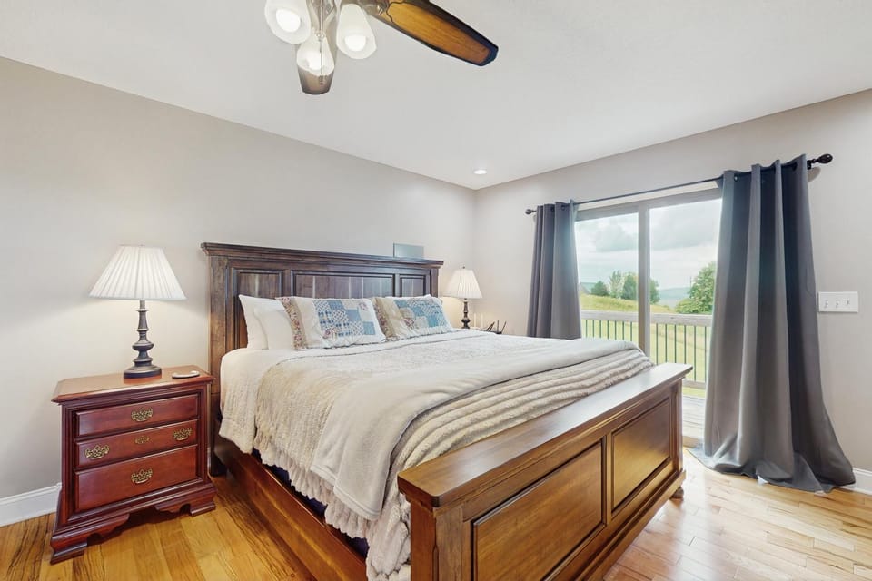 Scenic Lakeview Getaway Sleeps 8 Wraparound Deck House in Norris Lake