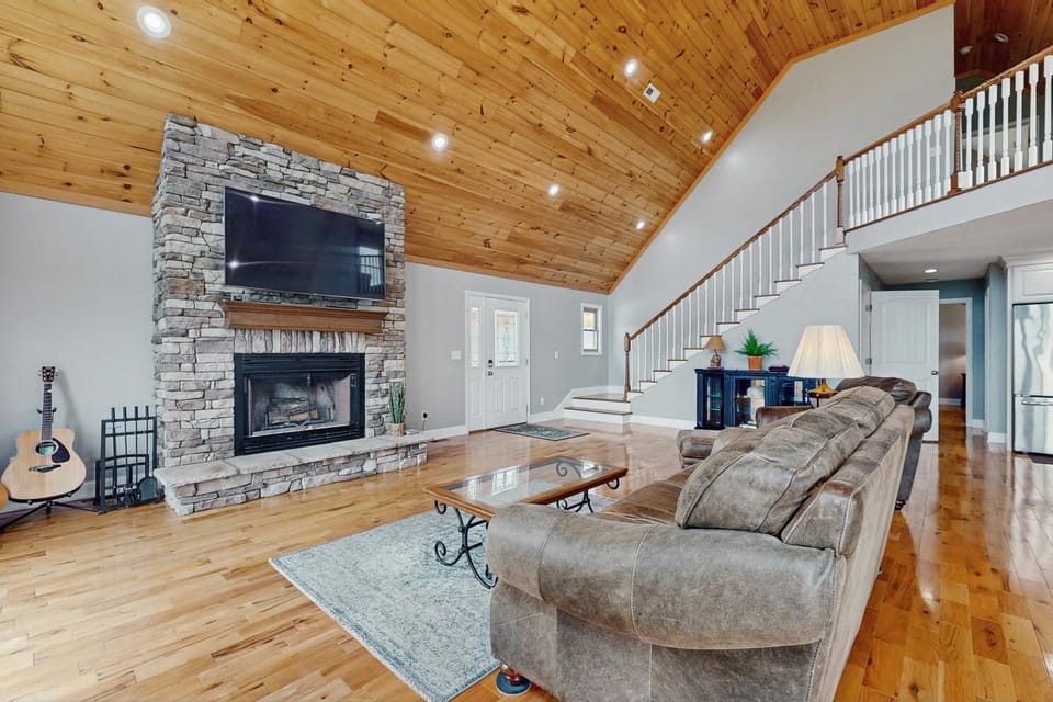 Scenic Lakeview Getaway Sleeps 8 Wraparound Deck House in Norris Lake