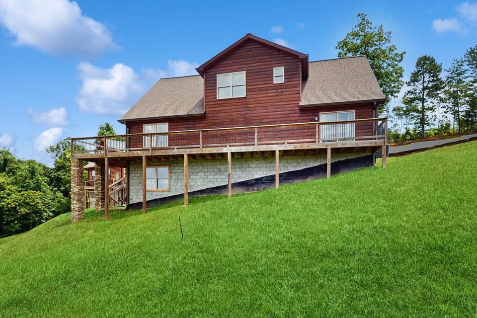 Scenic Lakeview Getaway Sleeps 8 Wraparound Deck House in Norris Lake