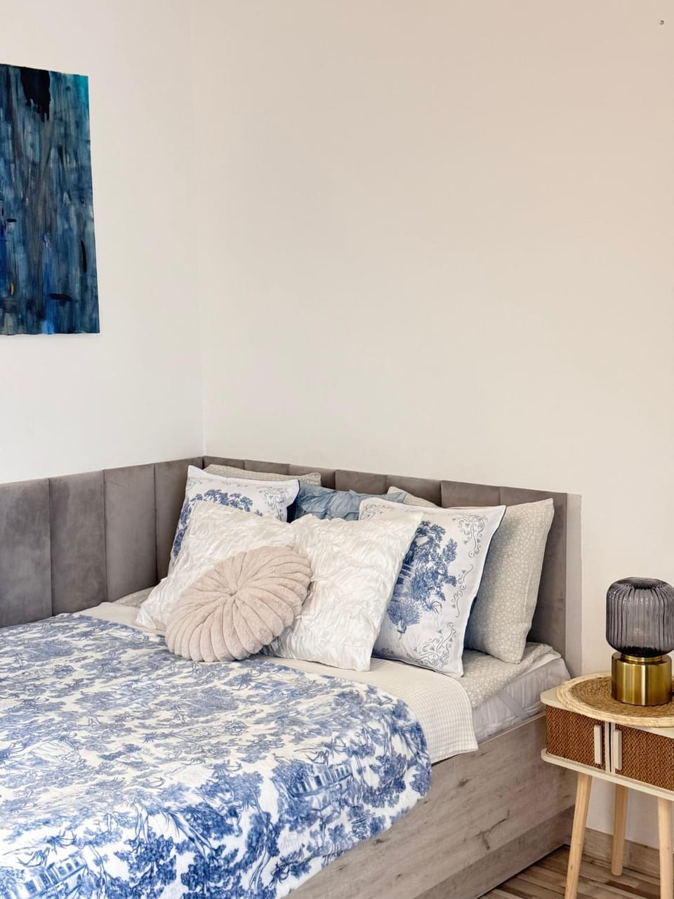 Bed, Living room, Photo of the whole room, Seating area, Bedroom