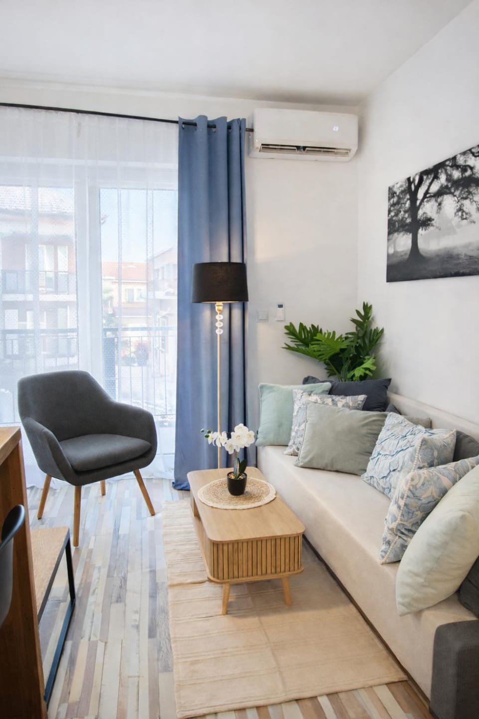 Living room, Seating area, air conditioner