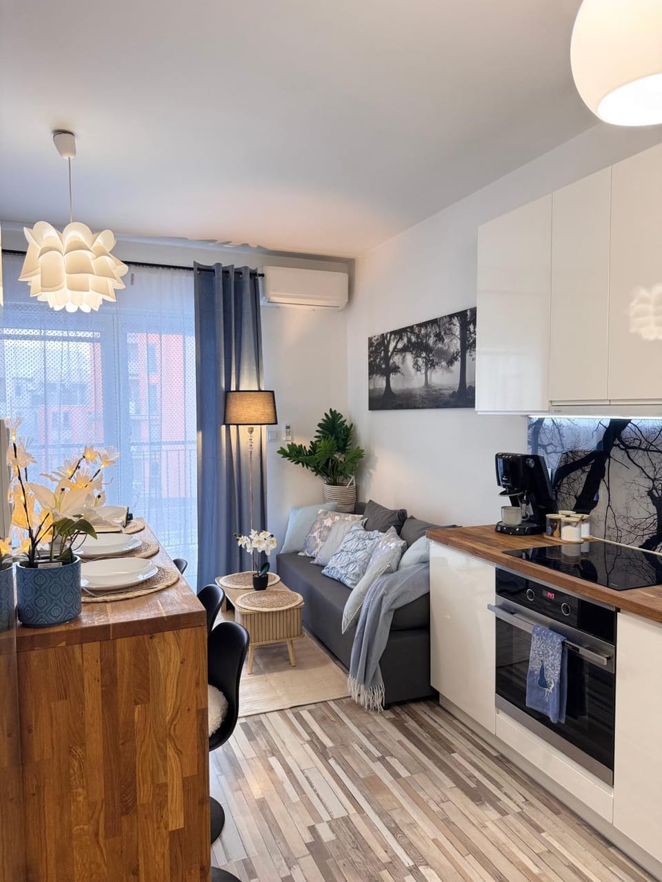 TV and multimedia, Kitchen or kitchenette, Living room, Seating area, Dining area