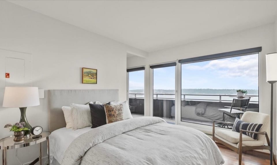 Luxury, ocean view Condo with deck and indoor pool Apartment in Pike Place Market