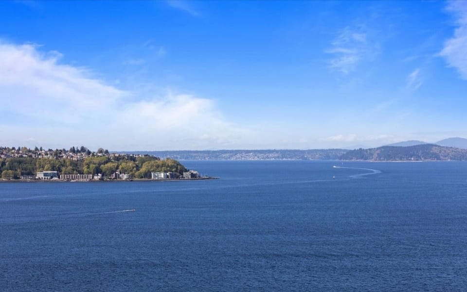 Luxury, ocean view Condo with deck and indoor pool Apartment in Pike Place Market