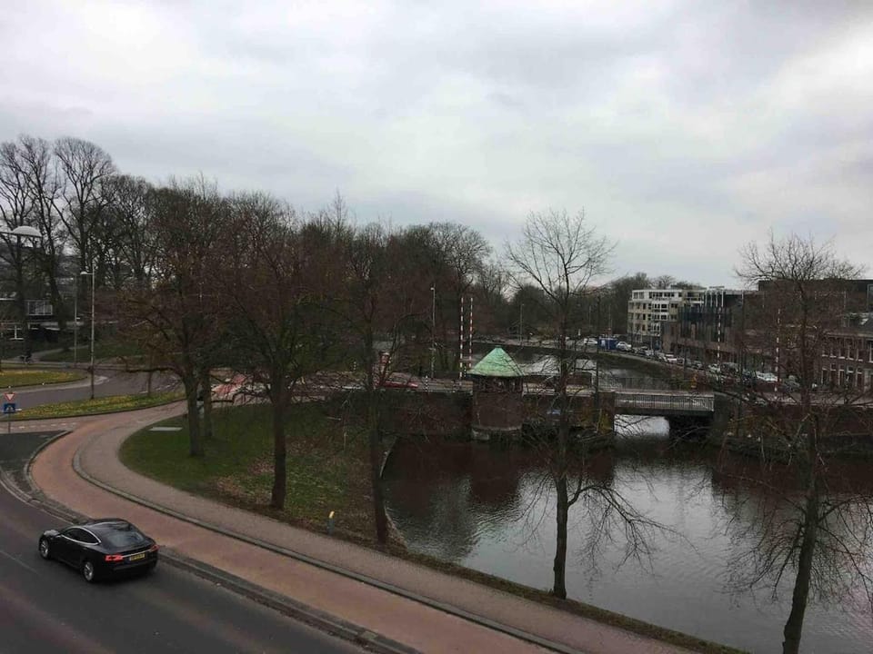 Stads appartement aan de voet van Oldehove 2-kamer Apartment in Leeuwarden
