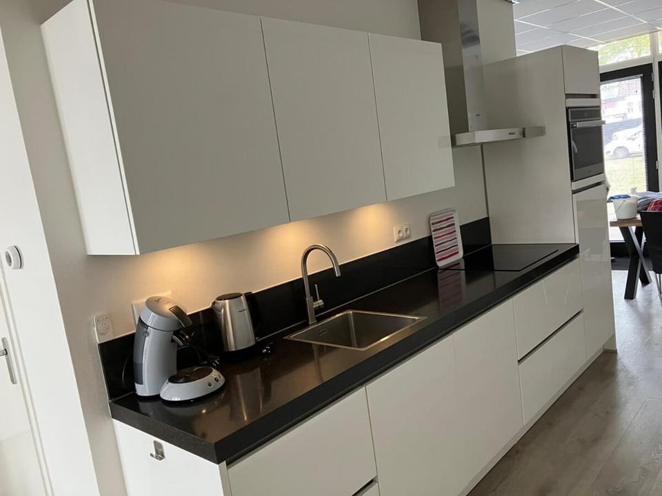 Stads appartement aan de voet van Oldehove 2-kamer Apartment in Leeuwarden