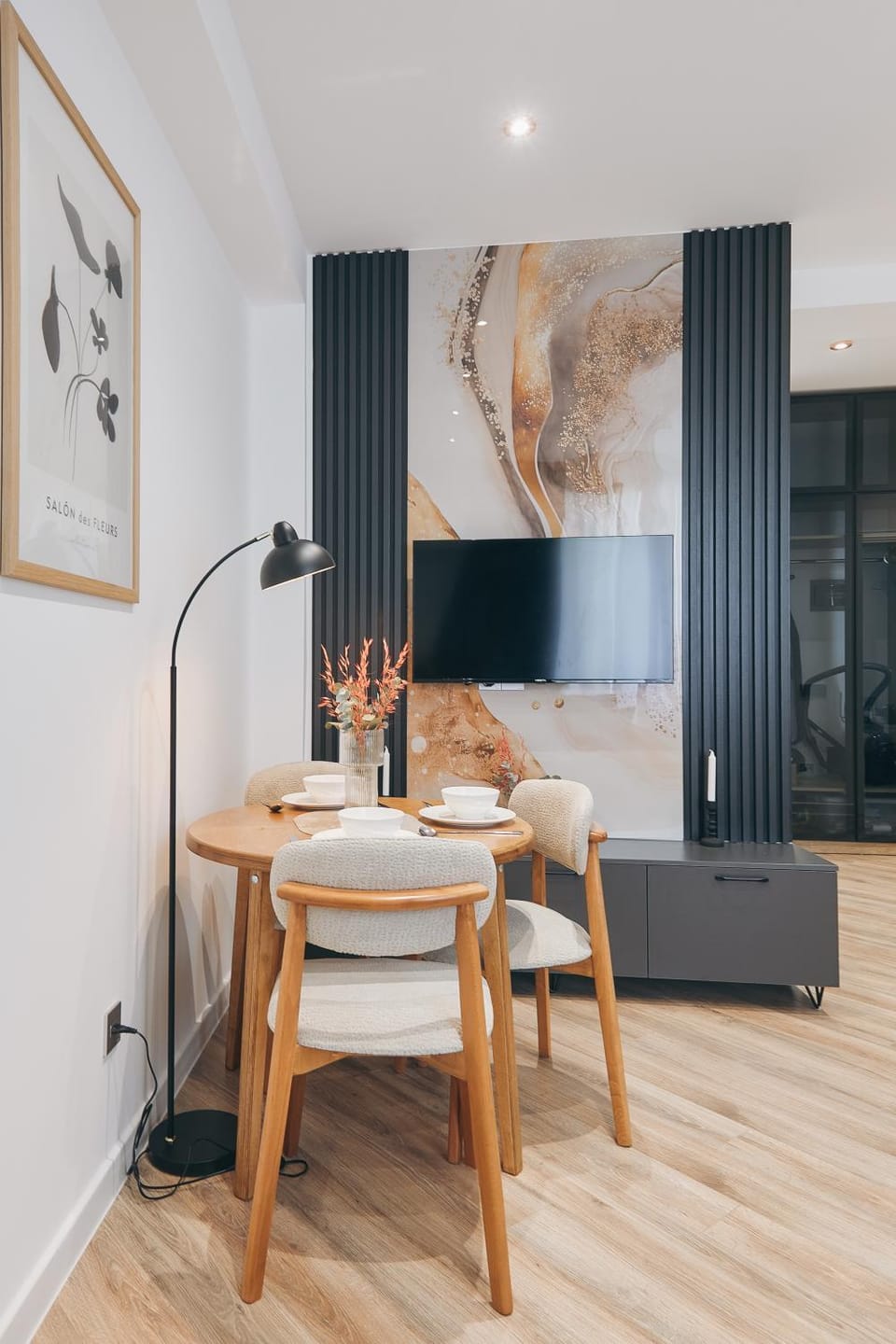TV and multimedia, Living room, Seating area, Dining area