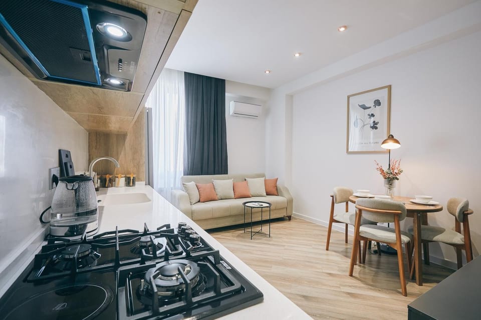 TV and multimedia, Kitchen or kitchenette, Living room, Seating area, Dining area, stove