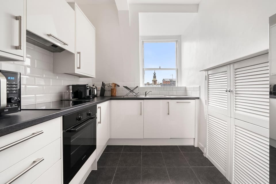 Coffee/tea facilities, Kitchen or kitchenette, dishwasher, oven, stove, toaster