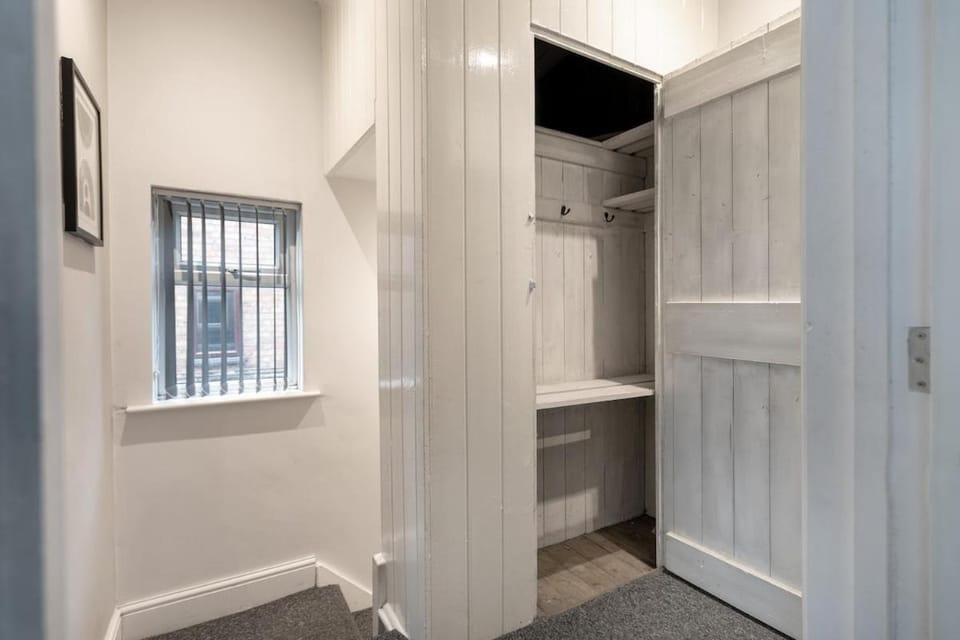Luxury Spacious Villa, 5 Bedrooms, Sleeps 10, 8 Beds, Free Parking, WIFI, City Center House in Leicester