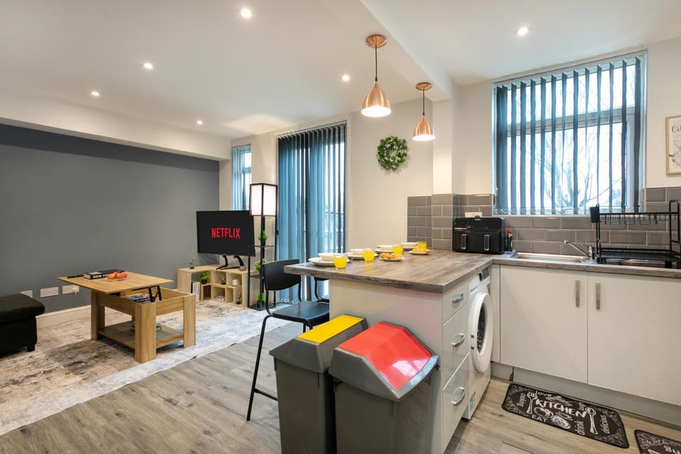 Luxury Spacious Villa, 5 Bedrooms, Sleeps 10, 8 Beds, Free Parking, WIFI, City Center House in Leicester